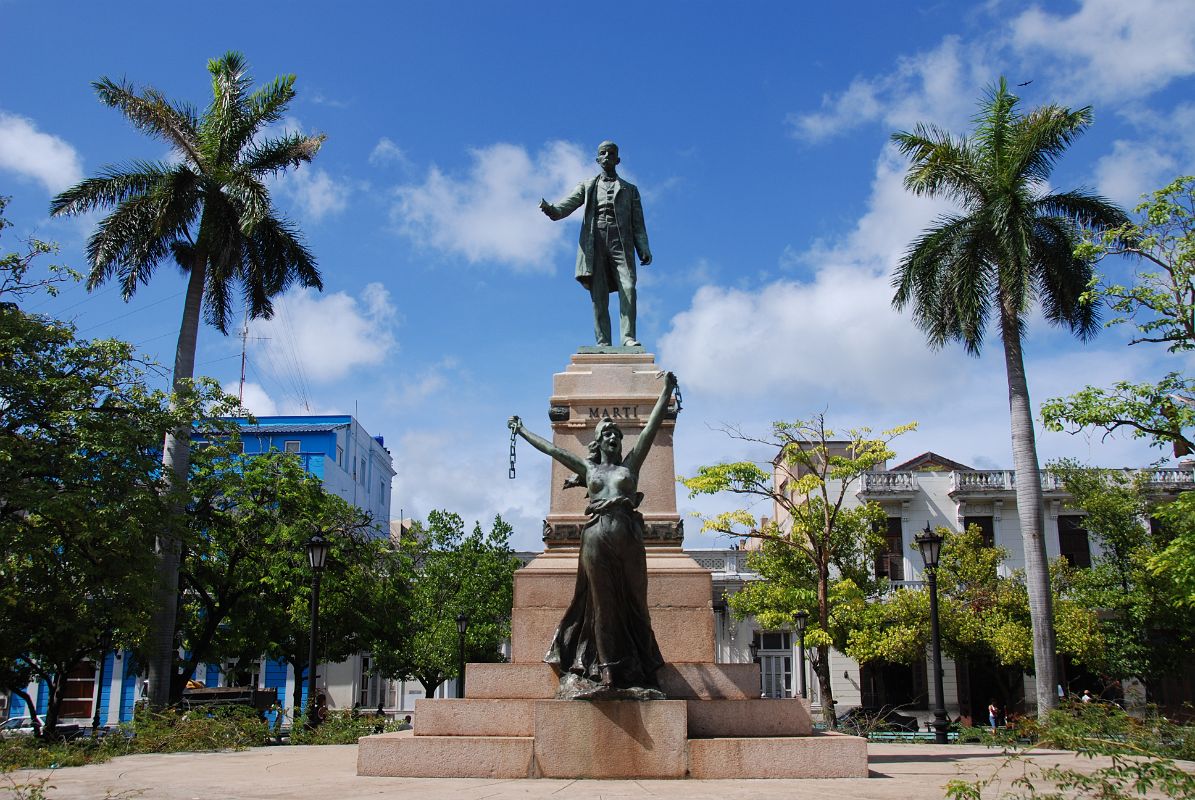 41 Cuba - Matanzas - Parque Libertad - Jose Marti statue